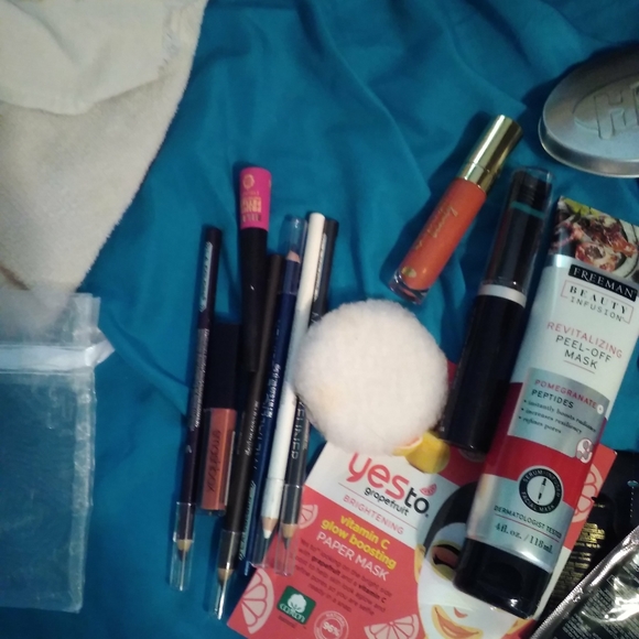 Lot of make up skin care products - Picture 8 of 9